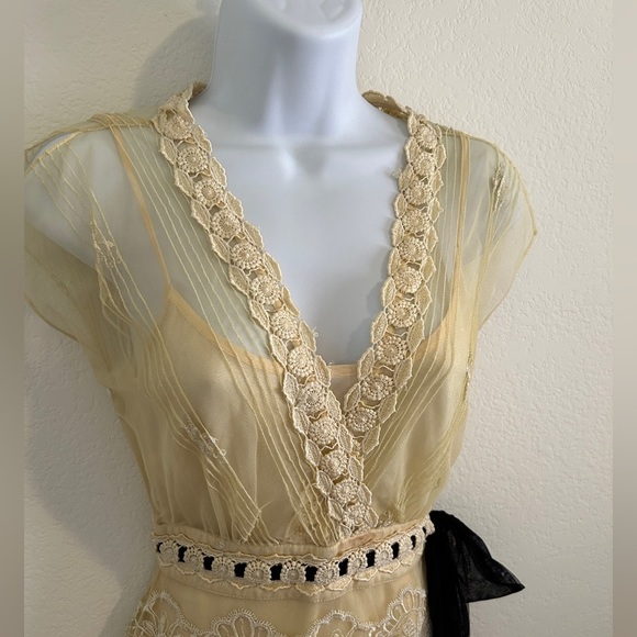 Elegant Lace Midi Dress in Gold - Picture 4 of 13